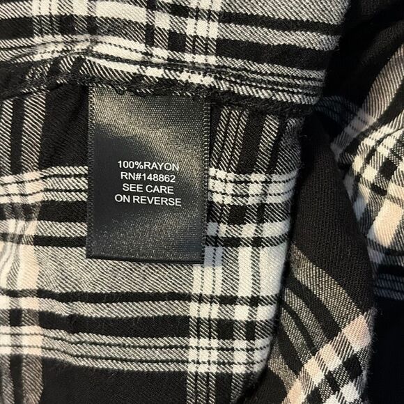Torrid Black White Plaid Long Sleeve Button Front Shirt 3X - Picture 5 of 7